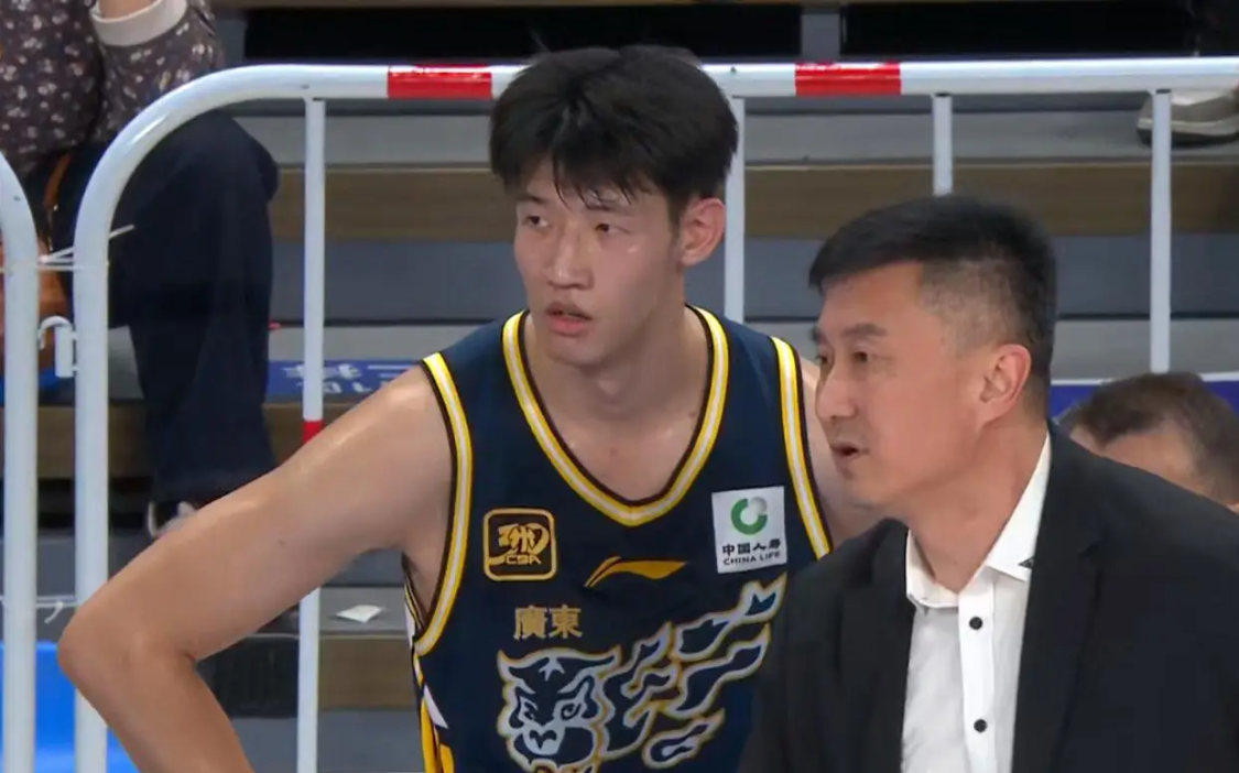 华体会棋牌室-上半场独砍10分，下半场却几乎被DNP，球迷：你也指着杜锋骂一次