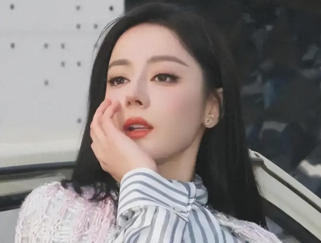 华体会棋牌下载-遭鞭打、被迫在尿骚味地道取暖？迪丽热巴爆猛料，滞留仅冰山一角